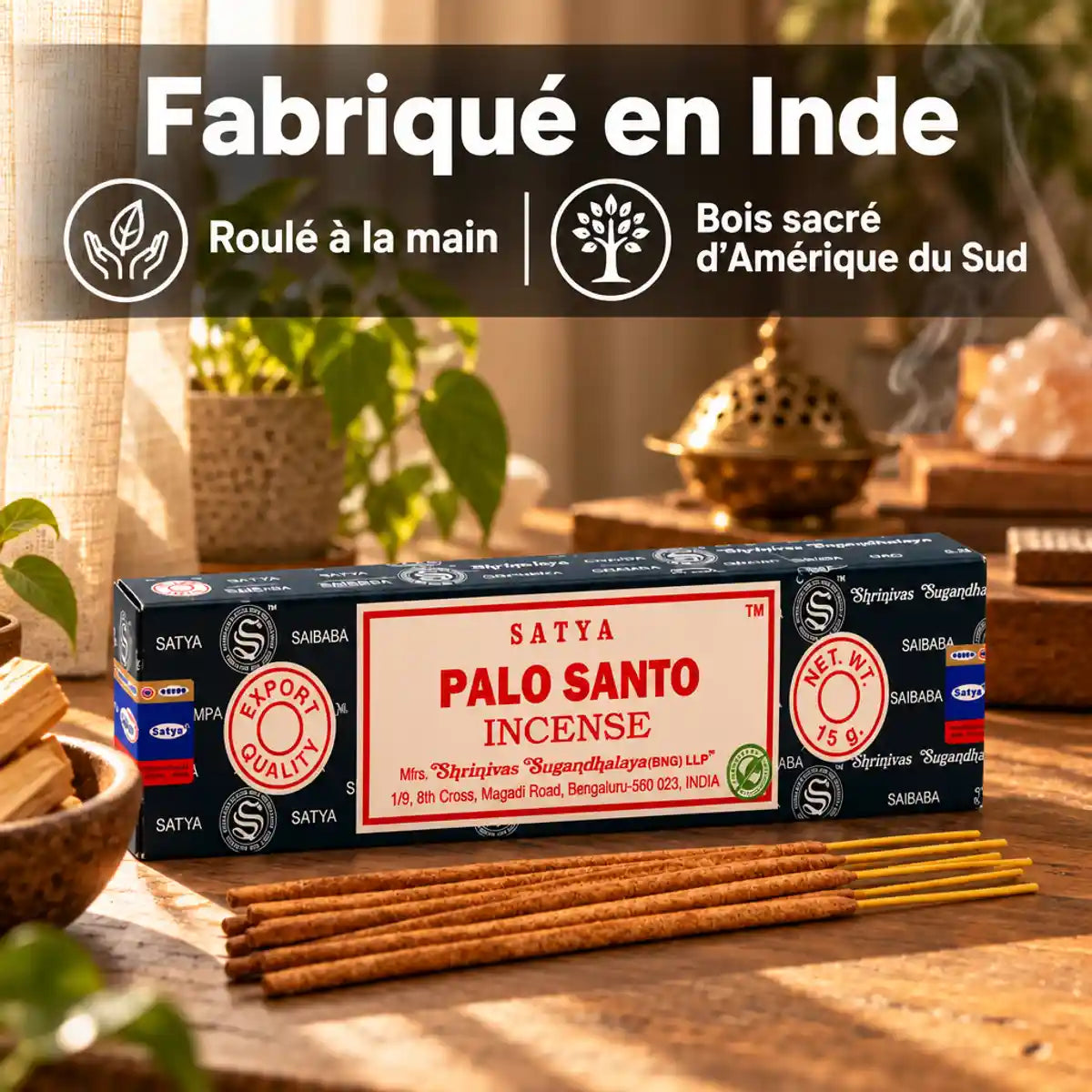 Encens Satya Palo Santo 15g dans sa boîte bleu marine, posé sur une table en bois avec bâtonnets roulés à la main et encensoir en laiton