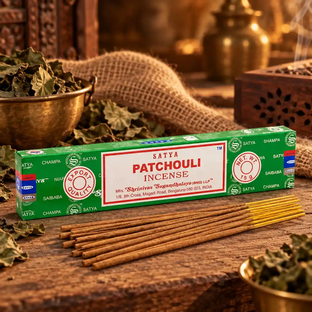 Encens Satya Patchouli 15g : boîte verte et bâtonnets d'encens artisanaux sur fond d'atelier indien