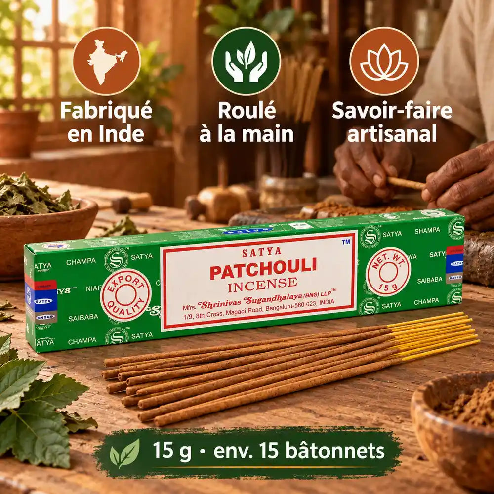 Encens Satya Patchouli 15 g : bâtonnets d'encens roulés à la main par un artisan en Inde, sur un établi en bois