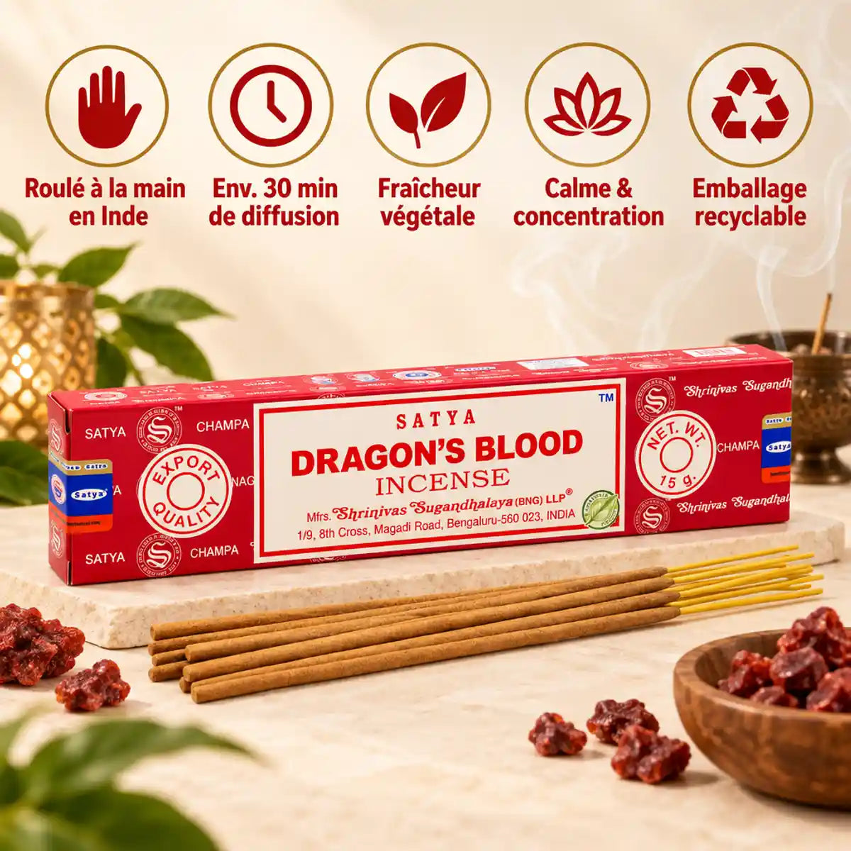 Encens Satya Sang de Dragon 15g : bâtonnets d'encens roulés à la main, cartes d'avantages et fumée parfumée sur fond crème
