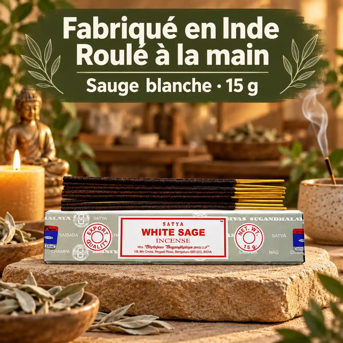 Encens Satya Sauge Blanche 15 g, bâtonnets fabriqués en Inde et roulés à la main, posés sur une pierre dans un atelier artisanal