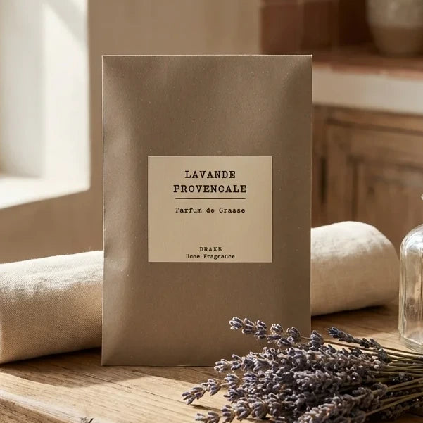 Enveloppe parfumée Lavande Provençale avec brins de lavande séchée sur table en bois