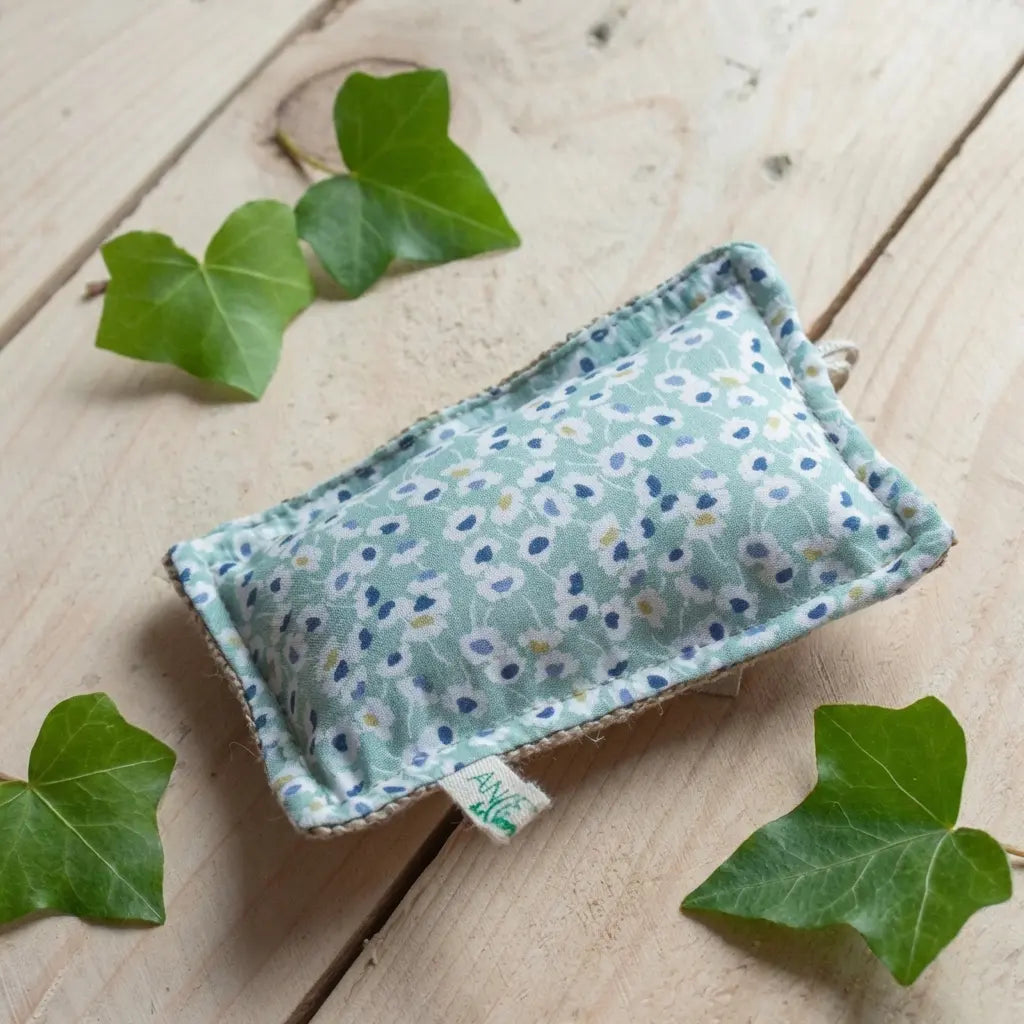 Éponge écologique Angie Be Green en tissu recyclé et lin sur planches de bois
