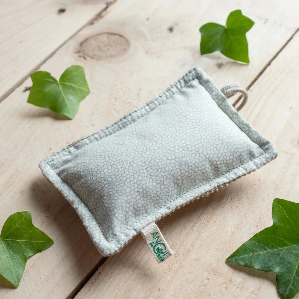 Éponge écologique Angie Be Green avec face tissu recyclé gris et face lin grattante sur bois naturel