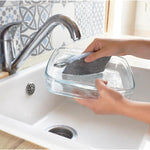Utilisation de l'éponge lavable et grattante bleue de la marque Anotherway pour le lavage d'un plat en verre de cuisine 