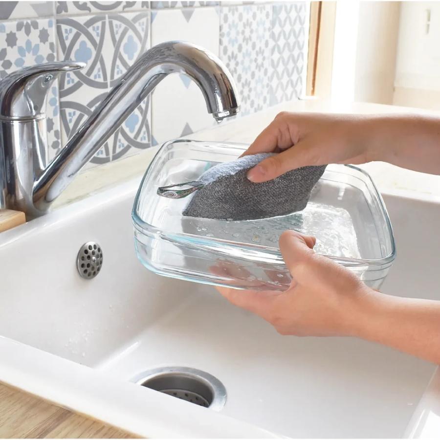 Utilisation de l'éponge lavable et grattante bleue de la marque Anotherway pour le lavage d'un plat en verre de cuisine 