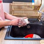 Eponge grattante recyclable de la marque Pimpant avec un savon solide et de la mousse dans la cuisine