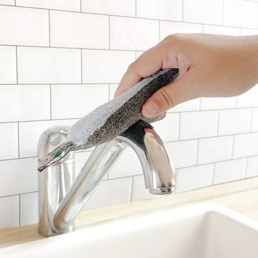 Utilisation de l'éponge grattante bleue Anotherway pour le nettoyage d'un robinet
