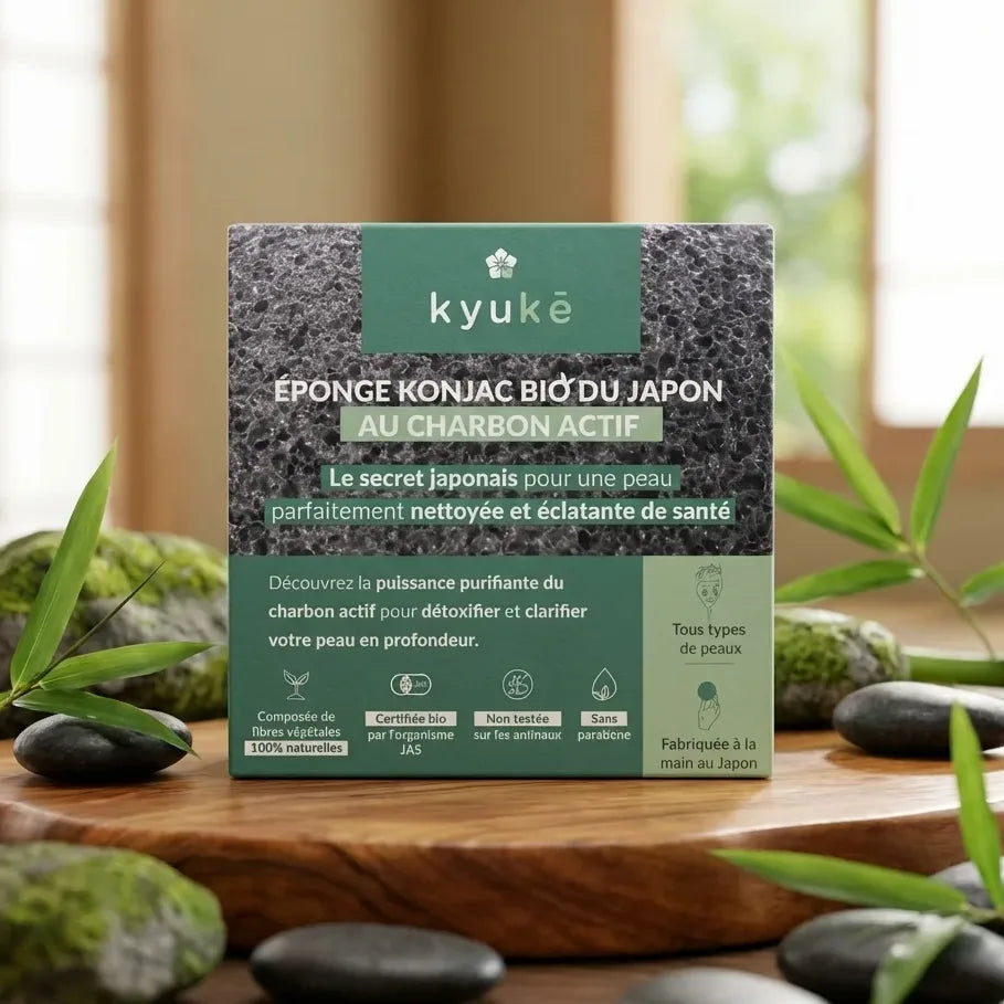 Éponge Konjac Bio Kyuké au Charbon actif dans un décor spa minimaliste japonais
