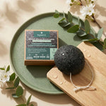Éponge Konjac Bio Kyuké au Charbon actif sur décoration spa minimaliste
