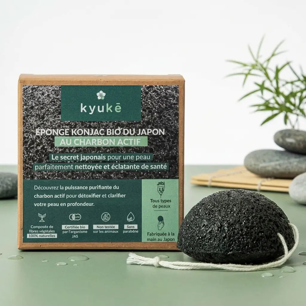 Éponge Konjac Bio Kyuké au Charbon actif avec packaging sur fond vert minimaliste