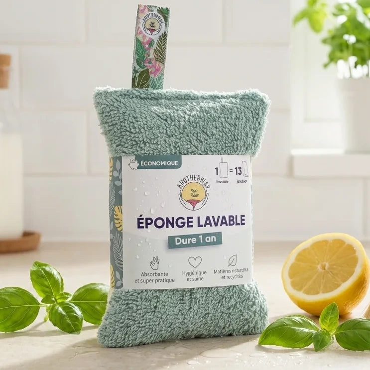 Éponge lavable verte écologique Anotherway en cuisine avec textures visibles et gouttes d'eau