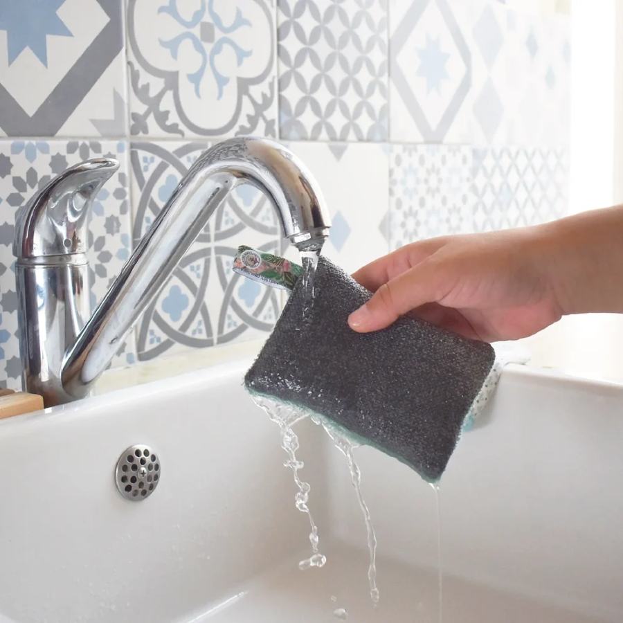 Eponge grattante lavable de la marque Anotherway sous l'eau du robinet 
