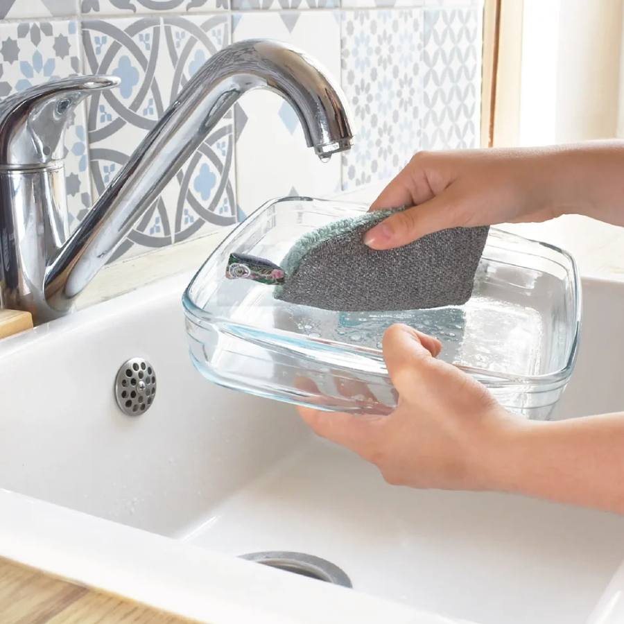 Nettoyage d'un plat en verre avec l'éponge grattante lavable de la marque Anotherway
