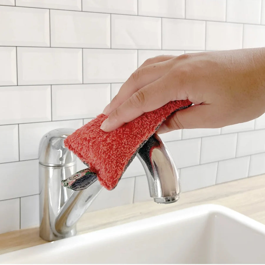 Eponge grattante lavable de la marque Anotherway qui nettoie un robinet