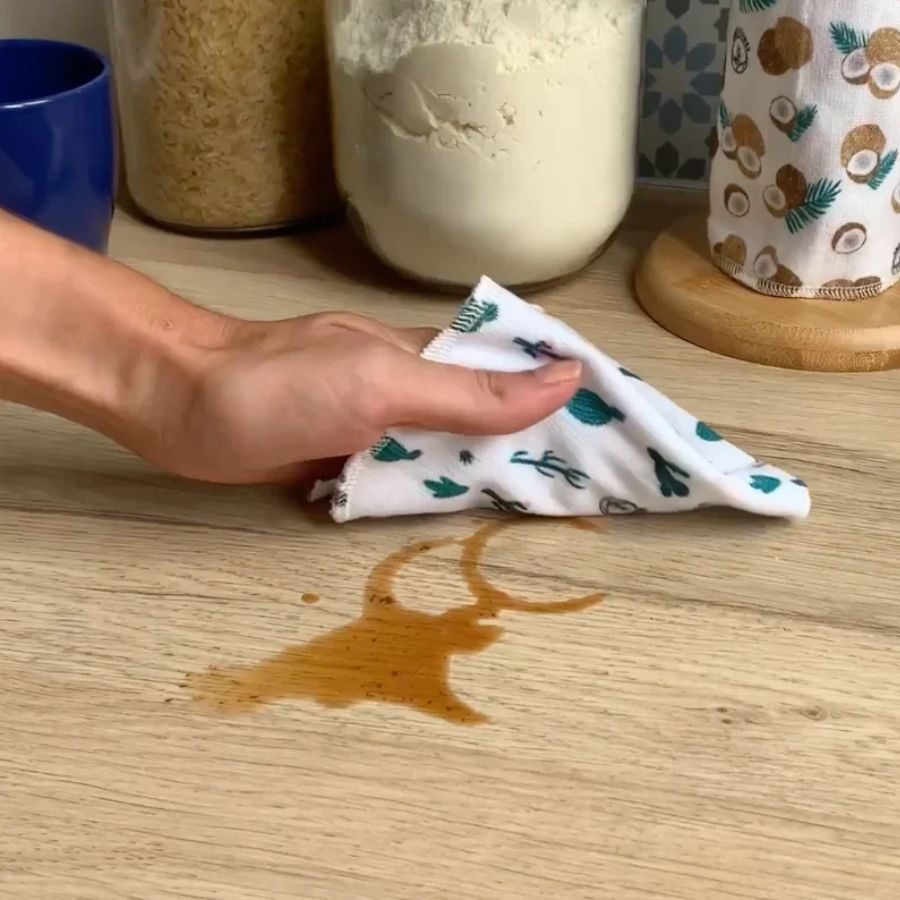 Zoom sur l'utilisation d'un essuie-tout lavable coton bio ultra-absorbant de la marque Anotherway