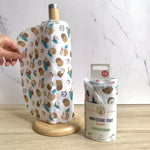 Un essuie-tout lavable en coton bio ultra-absorbant de la marque Anotherway installé sur une dérouleur en bois