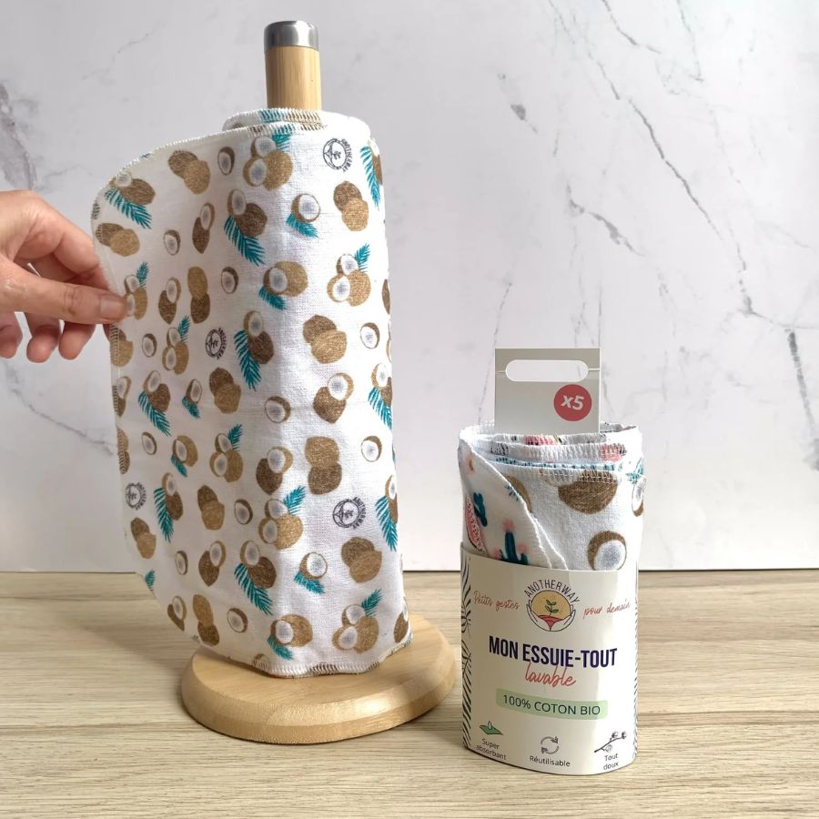 Un essuie-tout lavable en coton bio ultra-absorbant de la marque Anotherway installé sur une dérouleur en bois