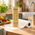 Essuie-tout réutilisable en bambou Bambaw déroulé sur un plan de travail en chêne, cuisine zéro déchet lumineuse