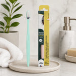Brosse à dents bioplastique medium Apimani verte dans salle de bain moderne