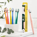 Brosse à dents bioplastique Apimani medium avec étui dans sa routine matinale