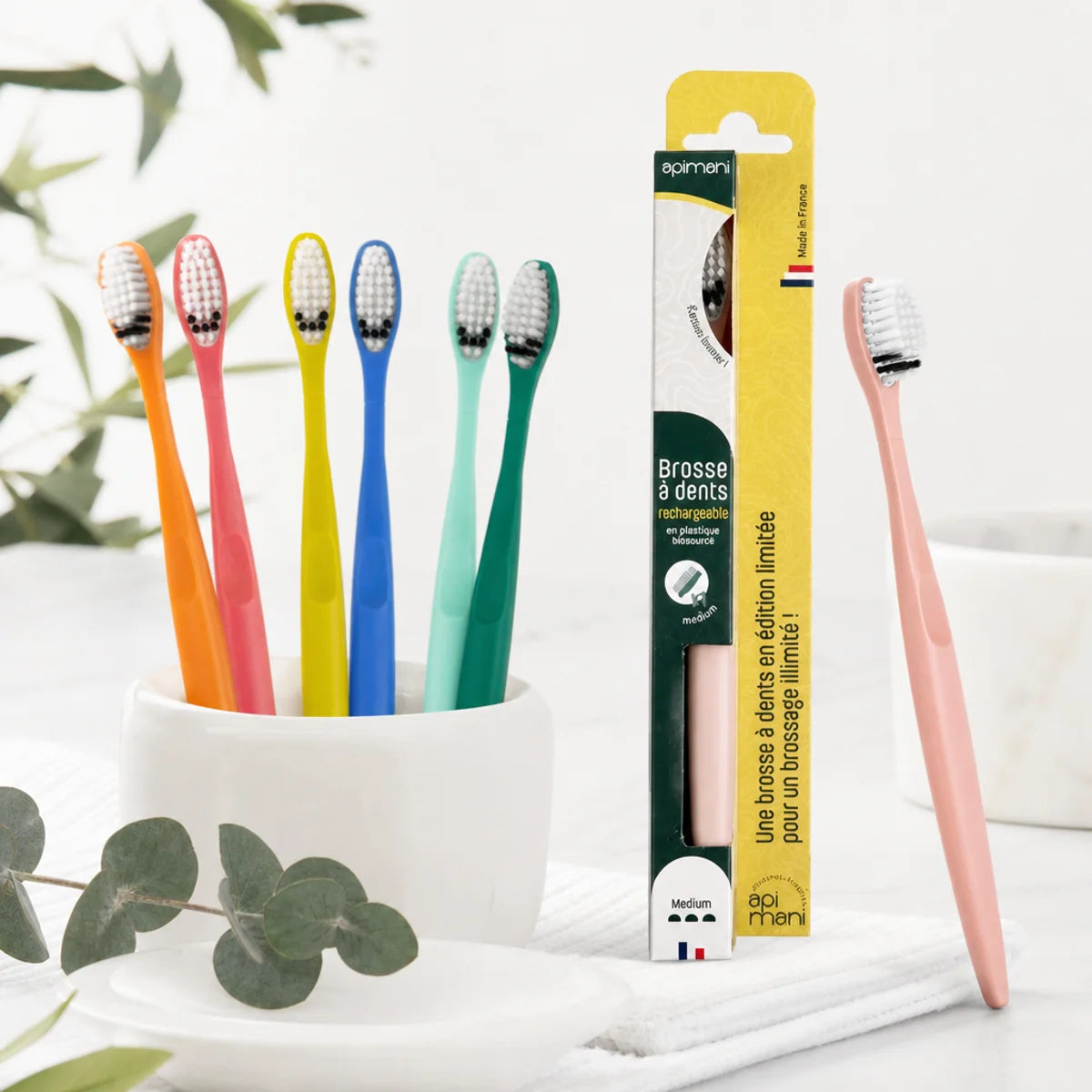 Brosse à dents bioplastique Apimani medium avec étui dans sa routine matinale
