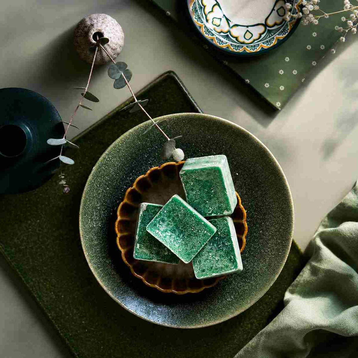 carrés d'eucalyptus présentaient dans un bol