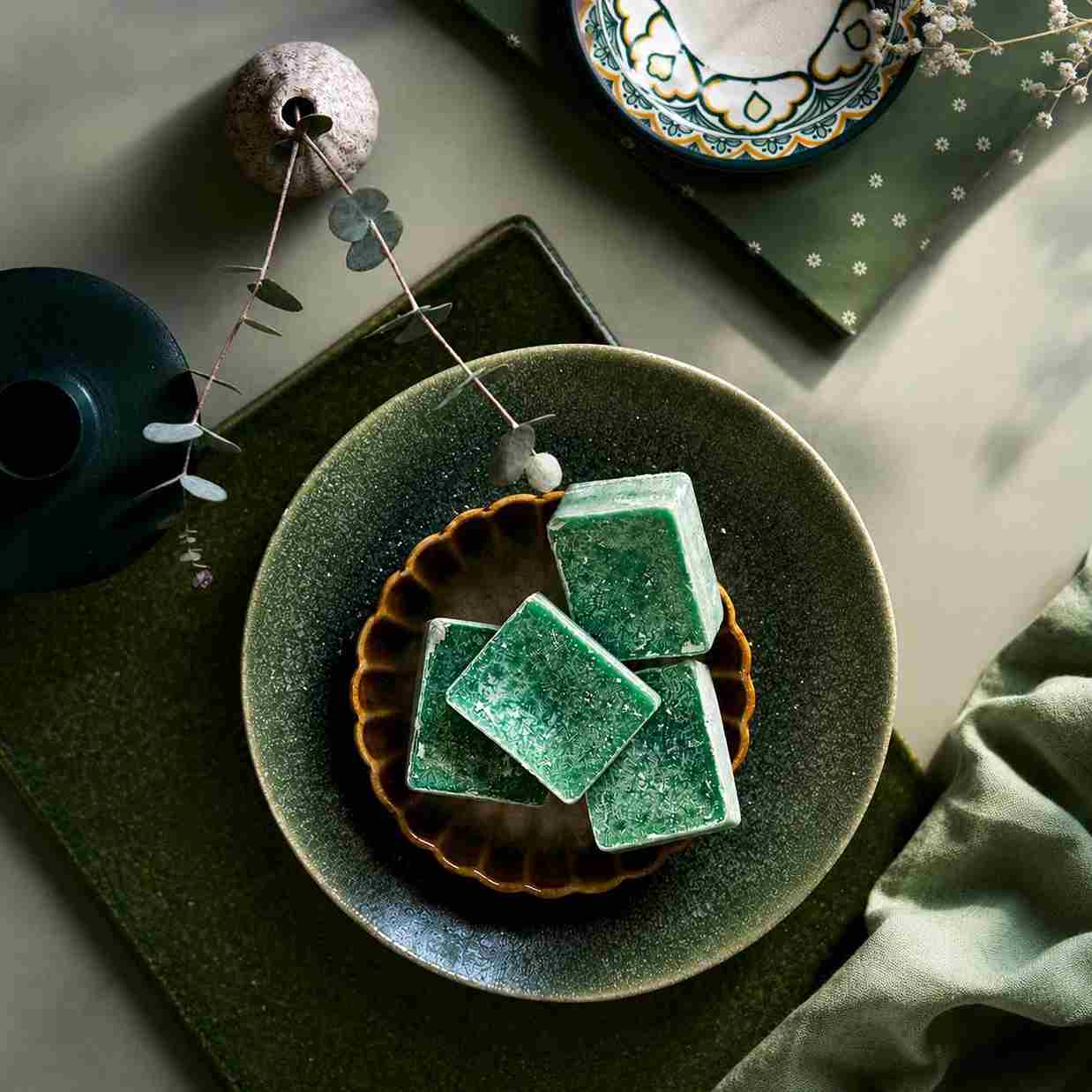 carrés d'eucalyptus présentaient dans un bol