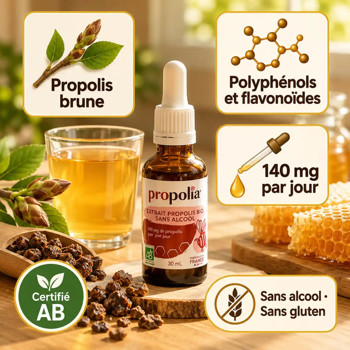 Extrait de propolis brune sans alcool bio Propolia, flacon compte-gouttes ambré avec étiquette rouge et crème, sur fond de bois clair