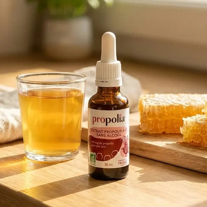 Flacon en verre ambré d'extrait de propolis brune bio sans alcool, à côté de miel, de jus de pomme et de rayons de miel sur un comptoir en bois

Oups, ce texte dépasse les 125 caractères autorisés. Voici une version plus courte :

Flacon d'extrait de propolis brune bio sans alcool sur un comptoir en bois, avec miel et jus de pomme