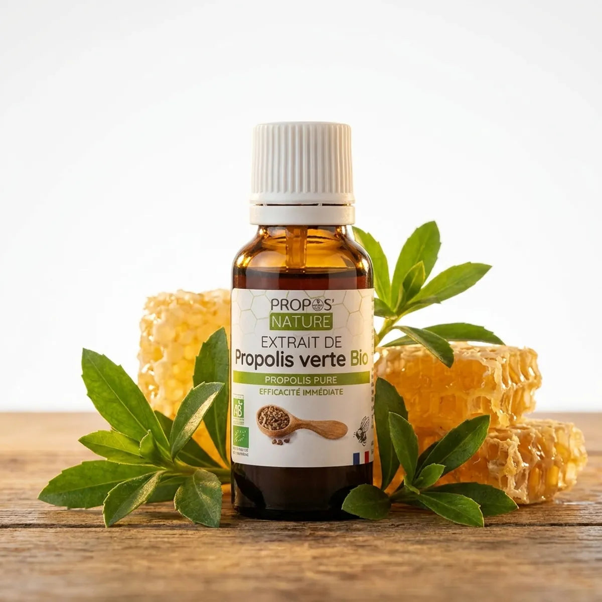 Propolis verte bio hydroalcoolique 15 ml Propos'Nature avec feuilles de Baccharis et miel sur fond naturel