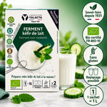 Ferment kéfir de lait bio Yalacta en sachets, à côté d'un verre de kéfir crémeux garni de concombre et menthe, avec badges Bio et sans gluten