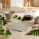 Filtre à café en lin bio Angie Be Green sur bois naturel avec feuilles vertes
