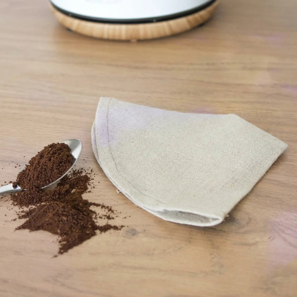 Filtre à café en lin bio Angie Be Green sur surface en bois avec café moulu