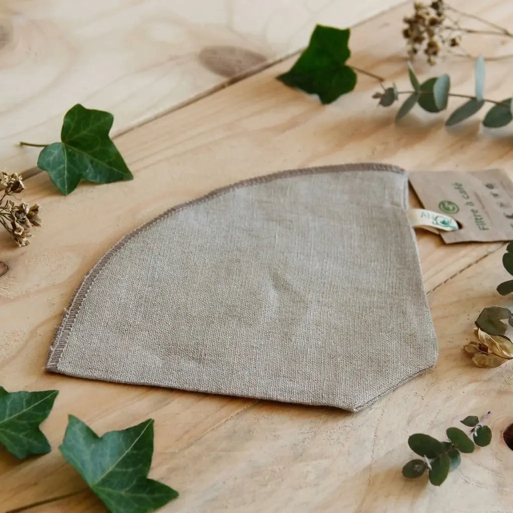Filtre à café en lin bio Angie Be Green sur surface bois naturelle, concept zéro déchet écologique