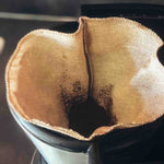 Filtre à café en lin Angie Be Green placé dans la machine à café 