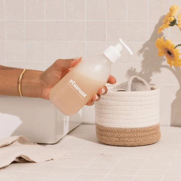 Le flacon du kit shampooing pimpant tenu en main