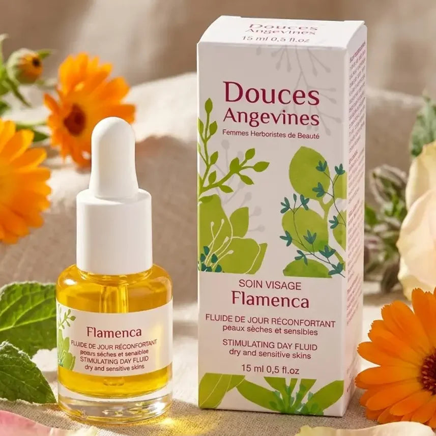 Sérum visage hydratant Flamenca bio avec flacon compte-gouttes et emballage blanc entouré de fleurs de calendula