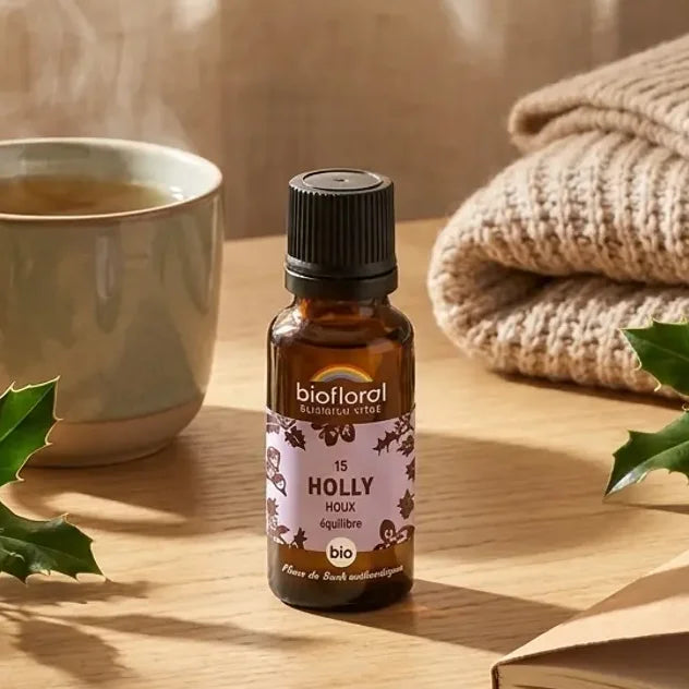 Fleur de Bach Houx Bio en granules : flacon compte-gouttes ambré, étiquette lilas, tisane et branches de houx