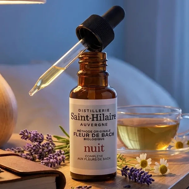 Fleur de Bach Nuit 20ml Saint Hilaire avec fleurs de lavande et chamomille sur table de nuit