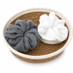 Fleur de douche en éponge bambou gris et blanc dans panier - Angie Be Green