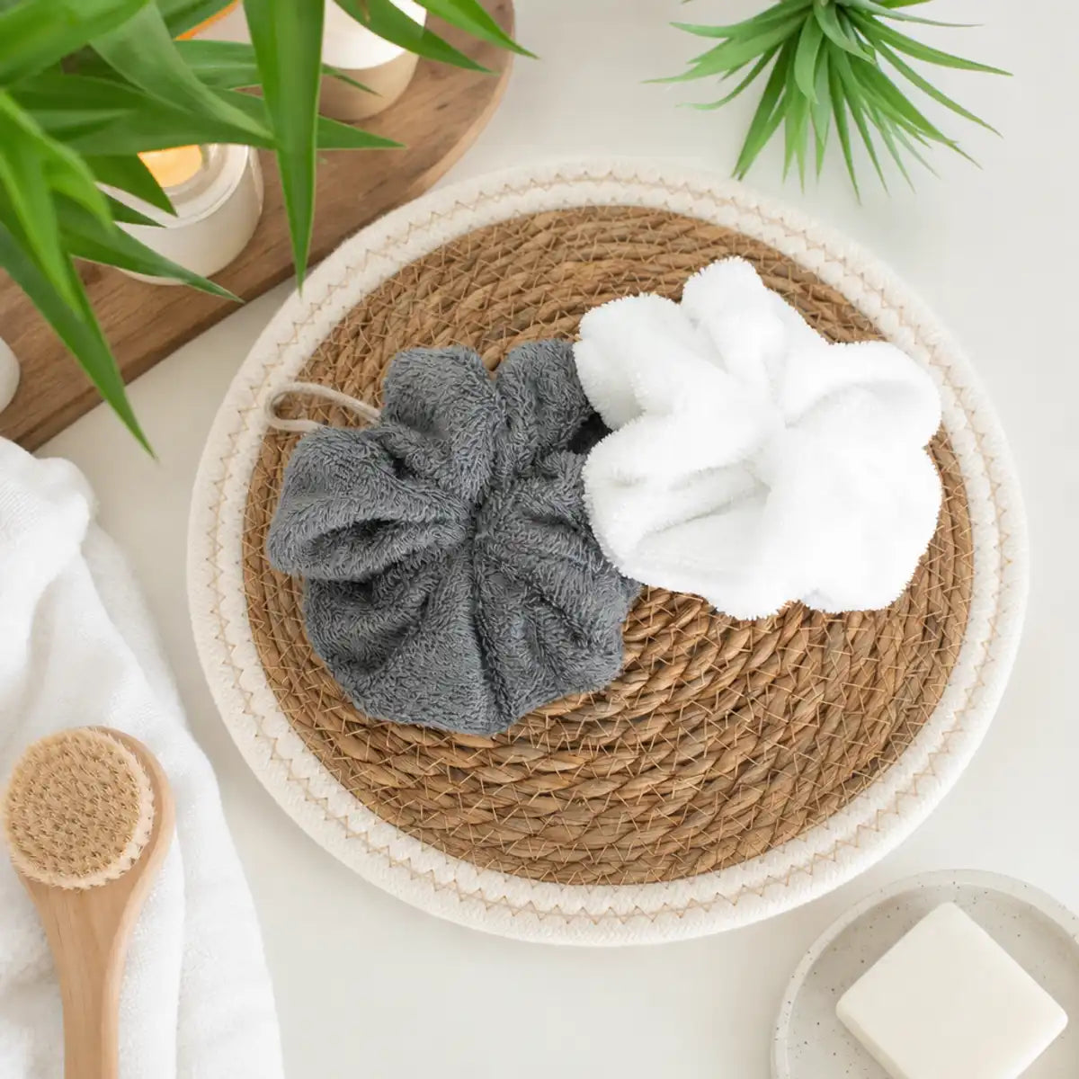 Fleur de douche en éponge bambou Angie Be Green grise et blanche dans panier tressé