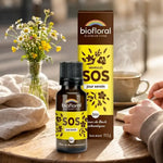 Flacon compte-gouttes ambre Biofloral SOS Jour Serein, fleurs de Bach bio en granules, sur table en bois avec tisane
