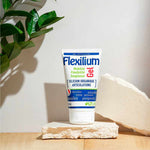 Un tube de 150ml de Flexilium gel de la marque LT Labo mis en scène à côté d'une plante verte