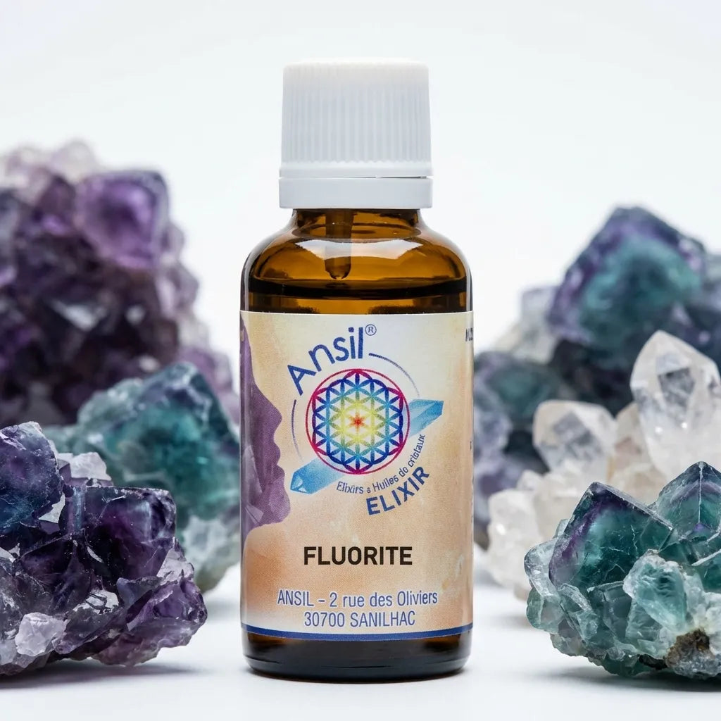 Flacon Fluorite Elixir de cristal 30ml Ansil entouré de cristaux fluorite naturels sur fond blanc