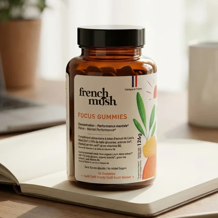 Gummies Focus Lion's Mane French Mush sur bureau avec cahier et stylo, éclairage naturel