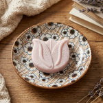Fondant parfumé tulipe HomeBreeze 15g sur assiette céramique, ambiance cozy maison