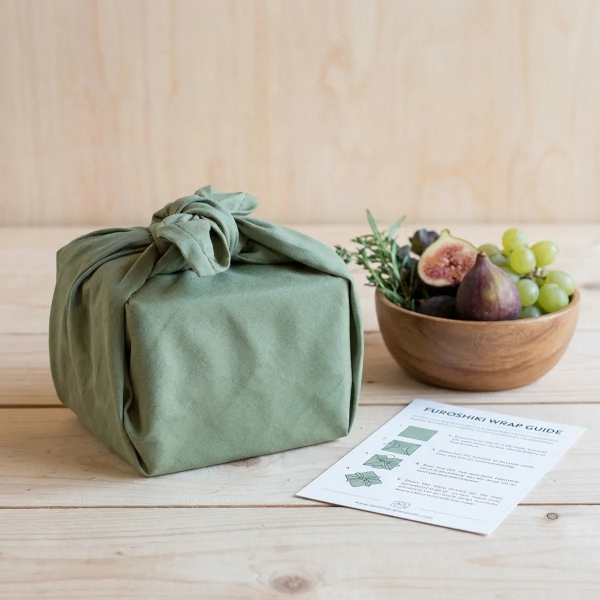Furoshiki vert sauge taille S emballant cadeau et fruits avec tutoriel nœuds