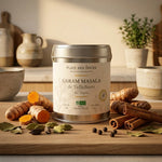 Garam Masala bio Tellicherry 50g Place des épices avec épices fraîches sur bois