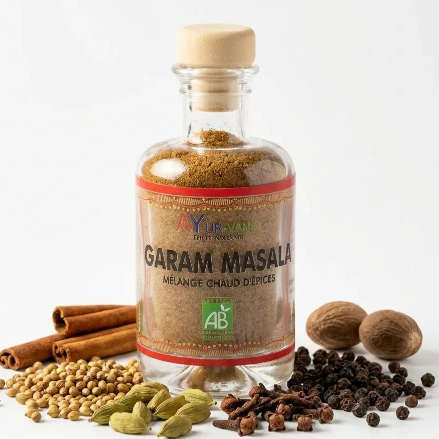 Garam Masala bio AyurVana 50g en flacon verre entouré d'épices naturelles